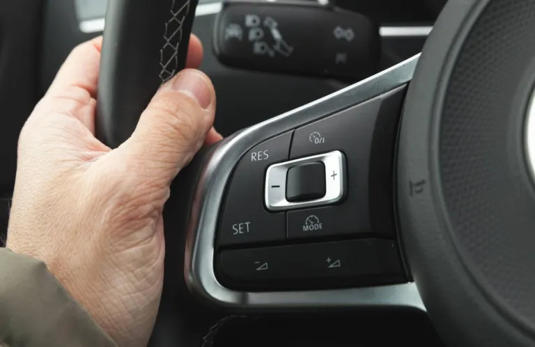 Μελέτη αποκαλύπτει: Πόση βενζίνη εξοικονομώ όταν χρησιμοποιώ το cruise control