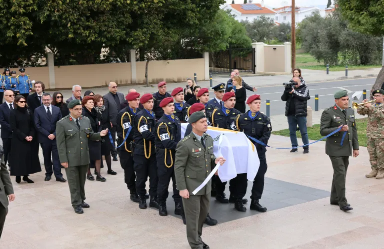 ΕΙΚΟΝΕΣ: Πολιτεία και λαός αποχαιρετούν τον Γιώργο Βασιλείου - Στην κηδεία για να συλλυπηθούν Τουφάν Έρχιουρμαν και Μεχμέτ Αλί Ταλάτ