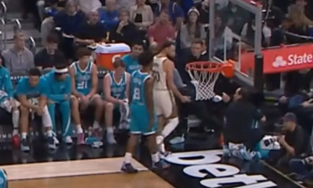 ΒΙΝΤΕΟ: Ο Κάρι τρόλαρε τους Χόρνετς που τον ακολούθησαν μέχρι τα αποδυτήρια!