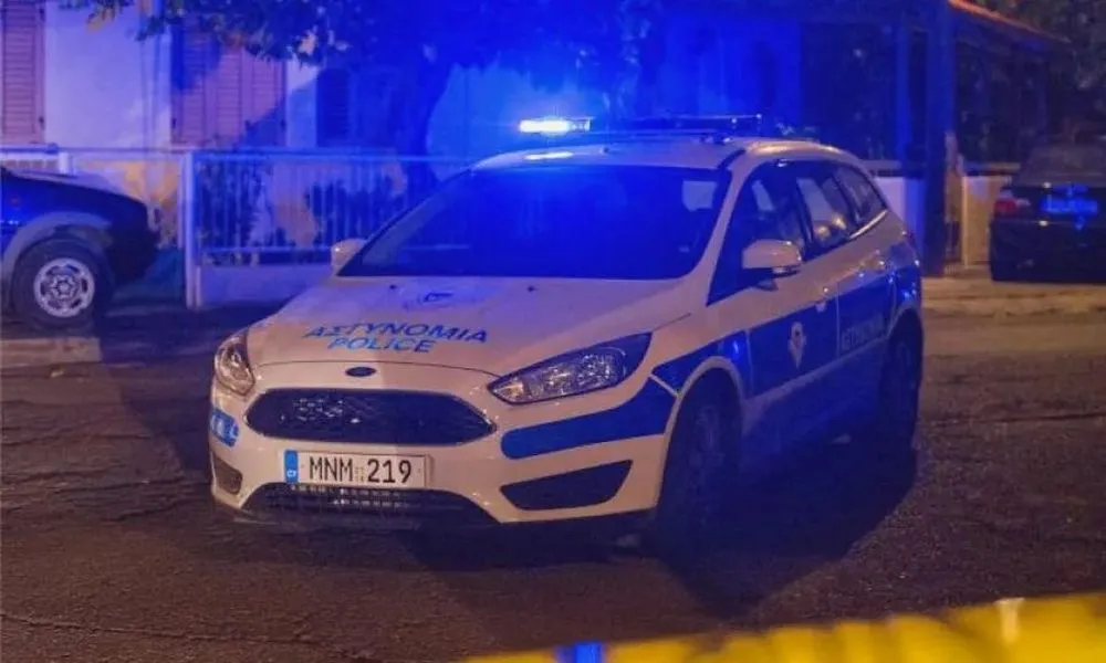 Χρήση Αίαντα και συλλήψεις οπαδών του ΑΠΟΕΛ έξω από το «Alphamega»