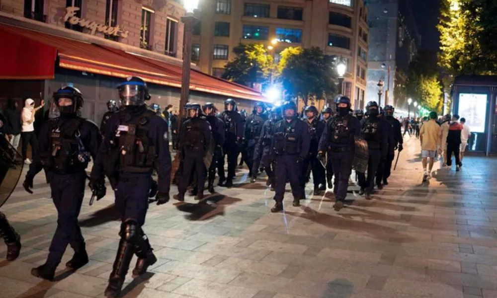 Ολονύχτια επεισόδια στο Παρίσι, μετά τη λήξη του αγώνα Σενεγάλη – Μαρόκο