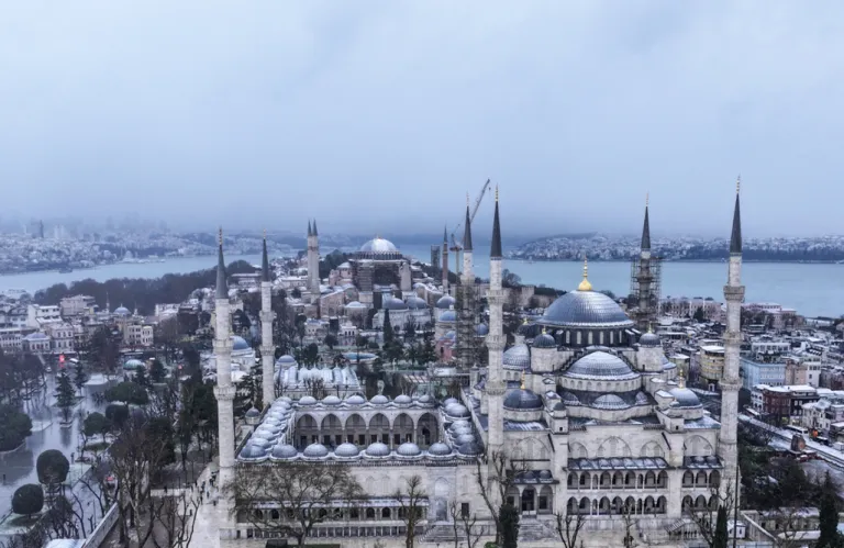 Στα λευκά ξύπνησε η Κωνσταντινούπολη - Κίτρινος συναγερμός για χιόνια και παγετό σε 9 τουρκικές επαρχίες (φώτος)