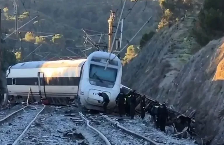 Βίντεο από drone δείχνουν την καταστροφή από τη σιδηροδρομική τραγωδία στην Ισπανία - Την Πέμπτη είχε γίνει ο τελευταίος έλεγχος στο τρένο