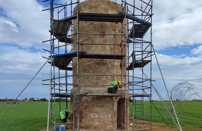 Ξεκίνησαν οι εργασίες αναστήλωσης του ανεμόμυλου στα κατεχόμενα Λιμνιά (φώτος)