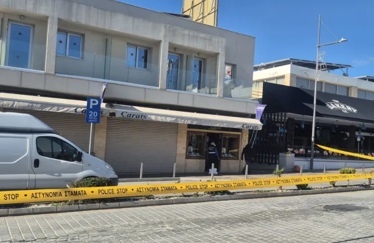 «Ξάφρισαν» κοσμήματα πέραν του 1 εκατομμυρίου - Μέσα σε 2 λεπτά και 40 δευτερόλεπτα «σήκωσαν» ολόκληρη περιουσία