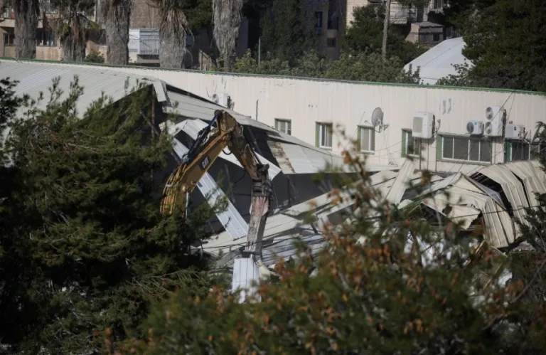 Israeli Forces Raid UNRWA Headquarters in Jerusalem – Raise Flag and Demolish Structures