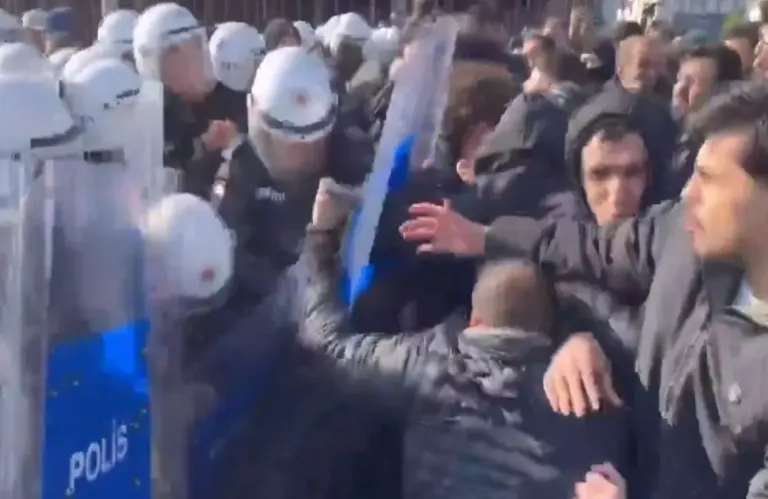 Επεισόδια στα σύνορα Τουρκίας–Συρίας σε φιλοκουρδική διαδήλωση (βίντεο)