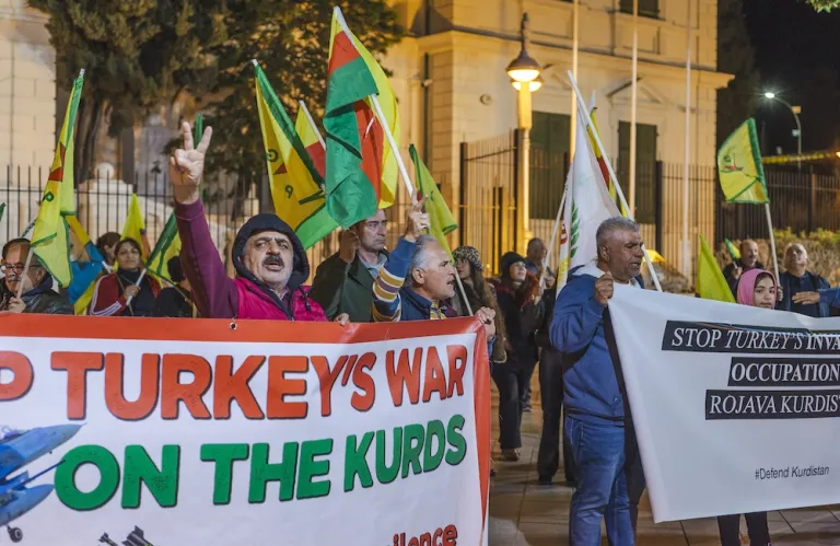 Νέα διαμαρτυρία Κούρδων για Ροζάβα στη Λεμεσό -Ζητούν  παρέμβαση Κυπριακής Προεδρίας