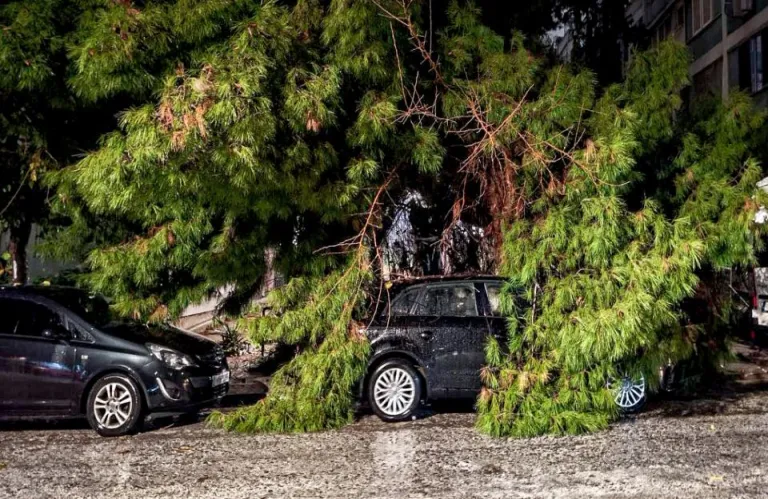 Δύο νεκροί από την κακοκαιρία που σάρωσε την Ελλάδα - Σοβαρά προβλήματα στην Αττική, δρόμοι χείμαρροι, απίστευτες εικόνες