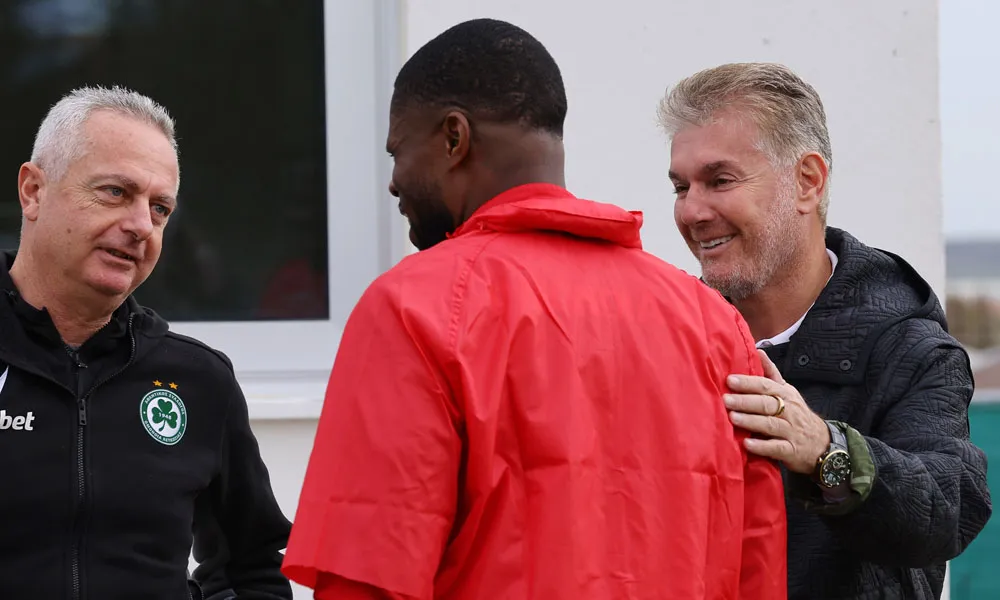 Στην παρουσία Παπασταύρου και με μπόλικα χαμόγελα