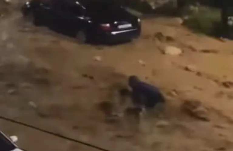 Ελλάδα: Συγκλονιστικό βίντεο από τη διάσωση γυναίκας που παρασύρθηκε από χείμαρρο