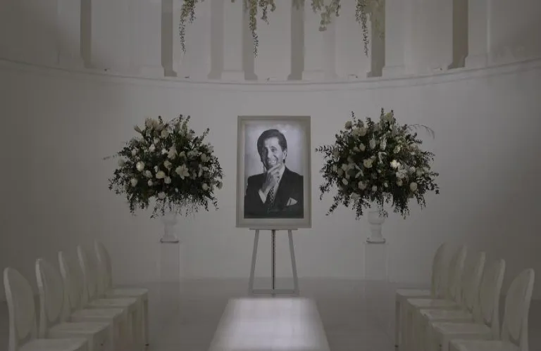 Με λευκά τριαντάφυλλα το αντίο στον τελευταίο αυτοκράτορα της ιταλικής μόδας – Πλήθος αστέρων και απλός κόσμος αποχαιρέτησαν τον Valentino