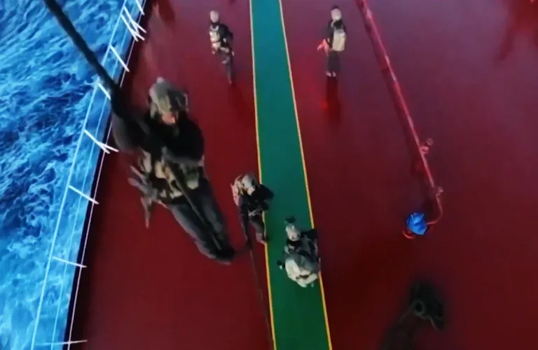 Καρέ καρέ το ρεσάλτο των Γάλλων στο τάνκερ του ρωσικού σκιώδους στόλου στη Μεσόγειο (βίντεο)