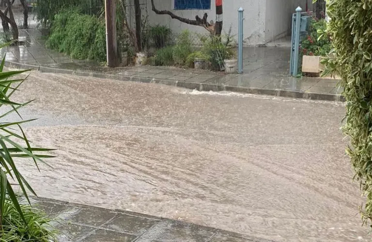 Κακοκαιρία: Πλημμύρισαν σπίτια και δρόμοι - Η Πυροσβεστική σε επιφυλακή