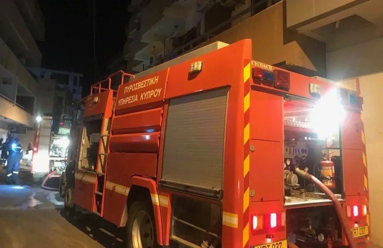 Πυρκαγιά σε διαμέρισμα πολυκατοικίας στη Λάρνακα - Οκτώ άτομα στο νοσοκομείο λόγω αναπνευστικών προβλημάτων
