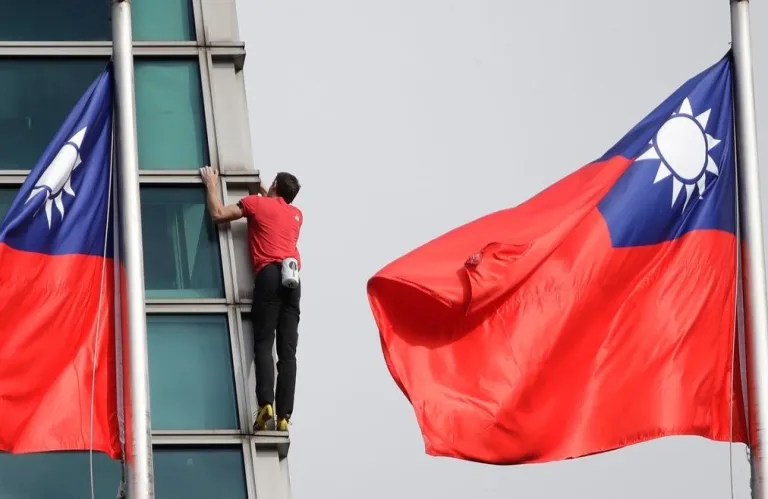 Κόβει την ανάσα αναρριχητής στην Ταϊβάν - Ανέβηκε σε ουρανοξύστη χωρίς εξοπλισμό ασφαλείας (βίντεο)