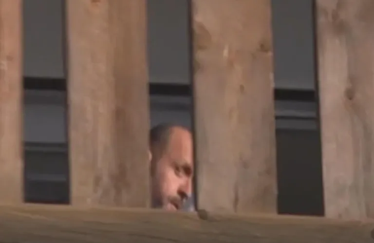 Φρουρούμενος στη βίλα του ο ιδιοκτήτης του μπαρ στο Κραν Μοντανά μετά την αποφυλάκιση του (βίντεο)