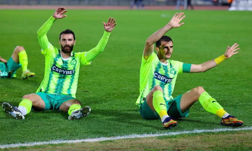 ΦΩΤΟΣ: Έκρηξη χαράς μετά το διπλό!