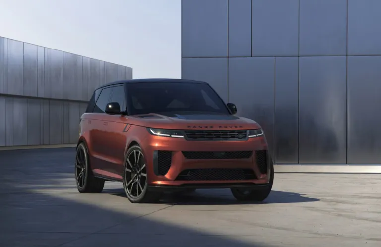 Η Range Rover ανεβάζει τον πήχη στην κατηγορία των πολυτελών performance SUV