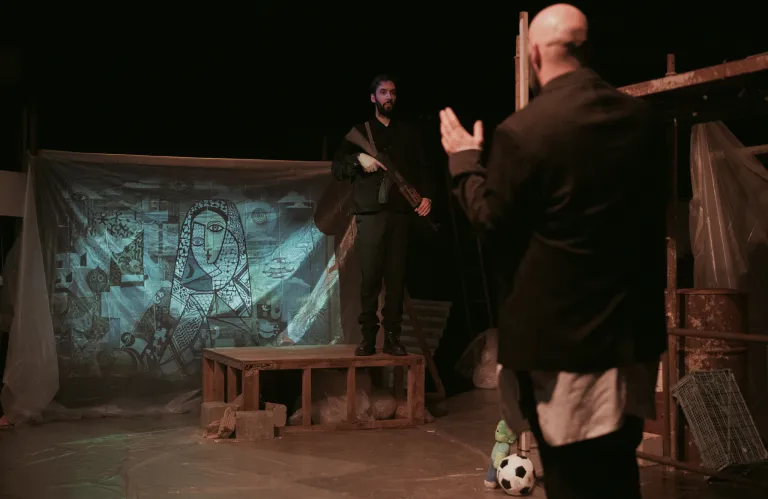 Keffiye made in China: Όταν το τραύμα γίνεται εμπόρευμα