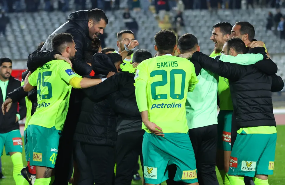 Να την ξεχάσει και να αντιδράσει