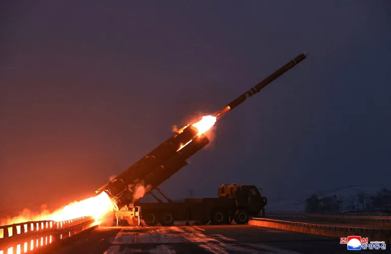 Η Βόρεια Κορέα εκτόξευσε πυραύλους στη θάλασσα εν μέσω συνομιλιών για τον στρατιωτικό ρόλο των ΗΠΑ