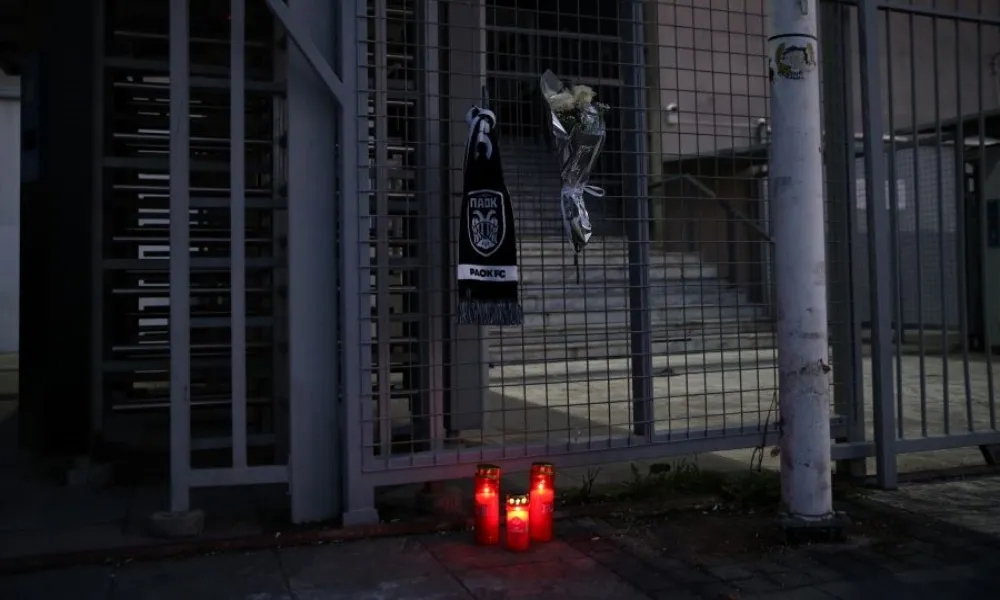 Θρήνος για το δυστύχημα στη Ρουμανία: Κεράκια και κασκόλ έξω από την Τούμπα