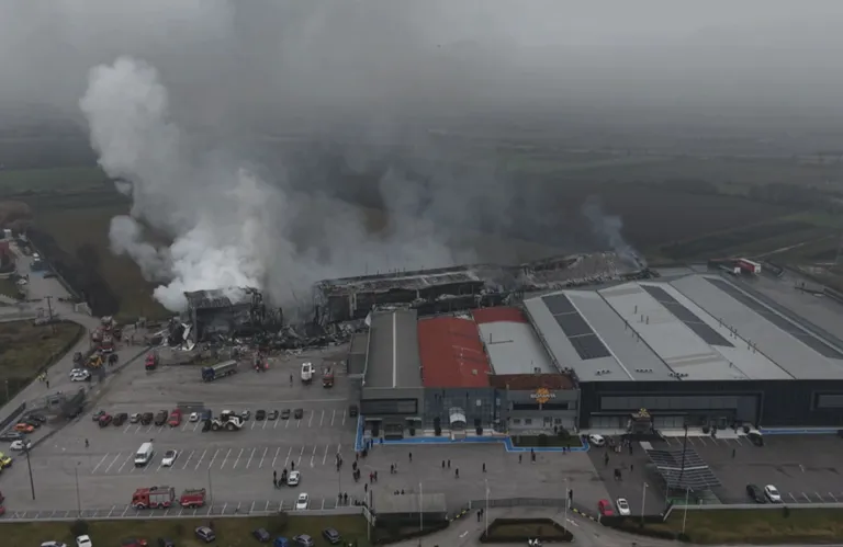 Συνελήφθη ο ιδιοκτήτης του εργοστασίου Βιολάντα και ακόμη δύο στελέχη μετά την τραγωδία στα Τρίκαλα