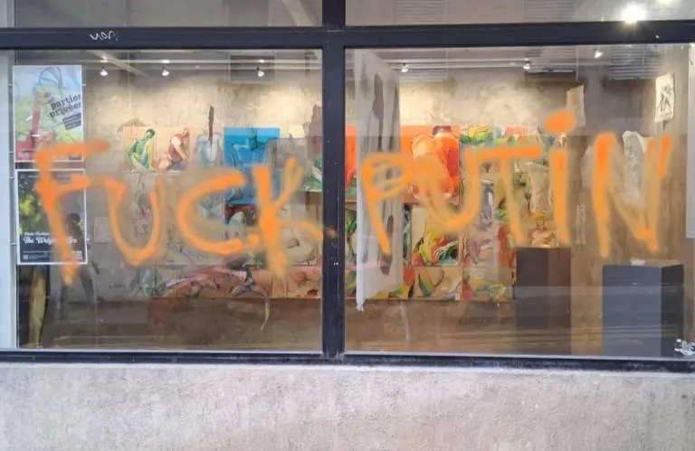 Παρίσι: Άγνωστοι βανδάλισαν την γκαλερί όπου δουλεύει η φερόμενη νόθα κόρη του Πούτιν