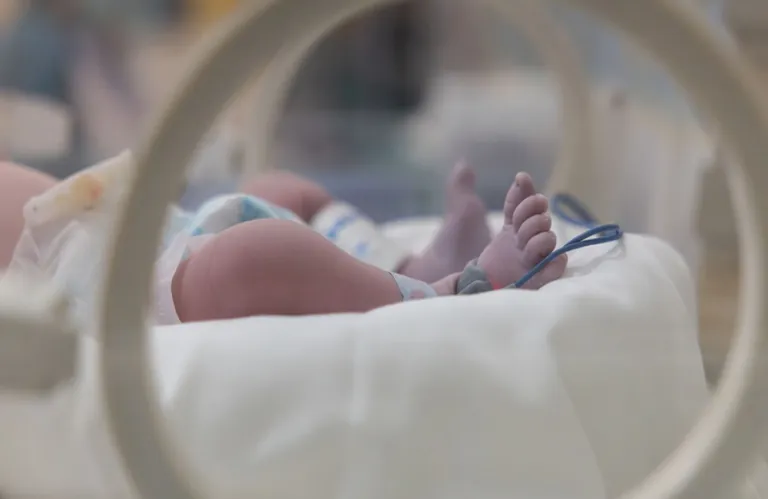 Σε κρίσιμη κατάσταση το τρίμηνο βρέφος - Υπό κράτηση ο 28χρονος πατέρας του