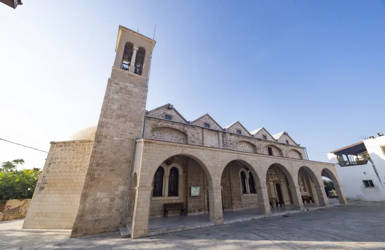 Ένταση έξω από τη Μητρόπολη Πάφου για τον Τυχικό - Παρενέβη η Αστυνομία