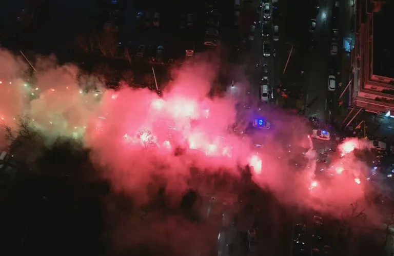 Στη Θεσσαλονίκη οι σοροί των 7 οπαδών του ΠΑΟΚ - Με δάκρυα, καπνογόνα και συνθήματα το τελευταίο αντίο