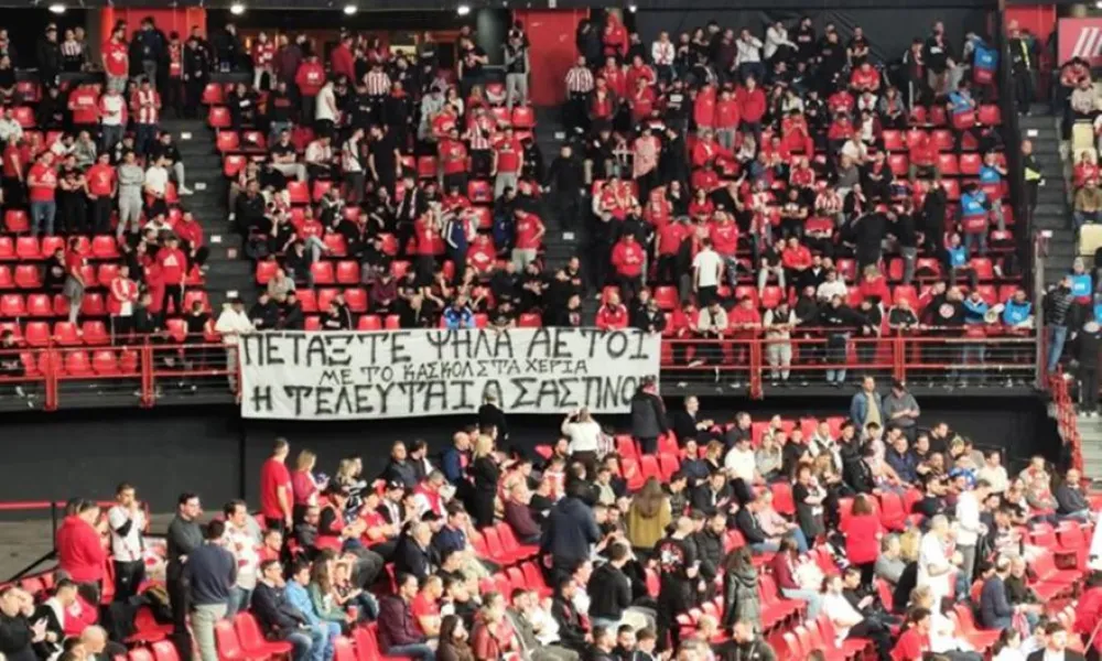 Το πανό των οπαδών του Ολυμπιακού για τους αδικοχαμένους φίλους του ΠΑΟΚ