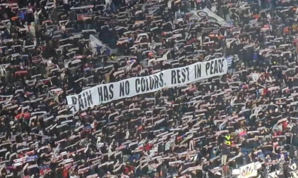 «Ο πόνος δεν έχει χρώμα»: Το πανό των οπαδών της Λιόν για τους αδικοχαμένους φίλους του ΠΑΟΚ