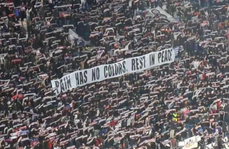 «Ο πόνος δεν έχει χρώμα»: Το πανό των οπαδών της Λιόν για τους αδικοχαμένους φίλους του ΠΑΟΚ