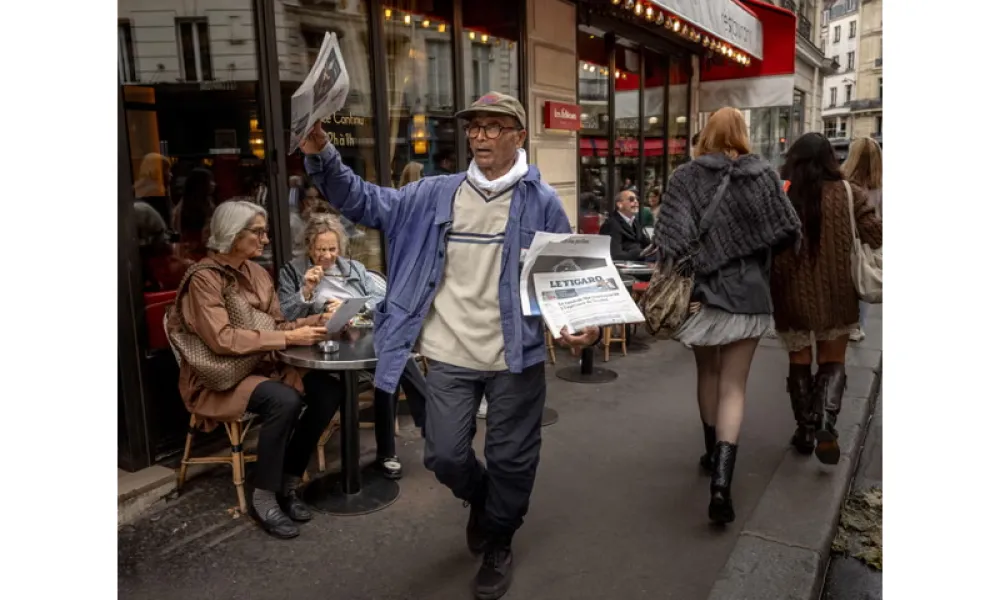 Tο παράσημο του Ιππότη στον τελευταίο εφημεριδοπώλη στο Παρίσι