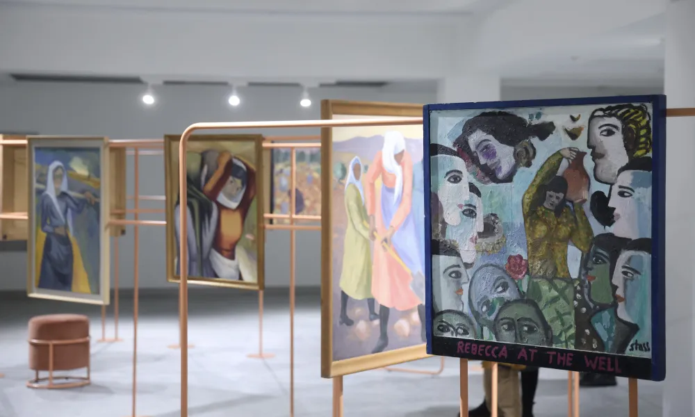 Η τέχνη ως τοπίο, μνήμη και ταυτότητα: εγκαινιάστηκε η εικαστική έκθεση «Αγροποιητική: χώματα/σώματα»