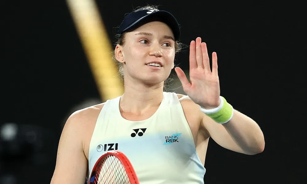 Θρίαμβος της Ριμπάκινα επί της Σαμπαλένκα στο Australian Open και στα χέρια της το τρόπαιο!