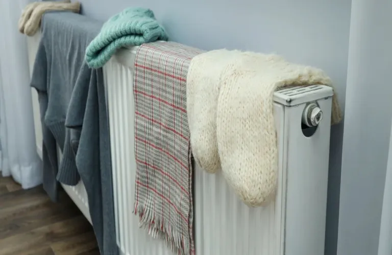 Γιατί δεν πρέπει να στεγνώνετε τα ρούχα πάνω στο καλοριφέρ