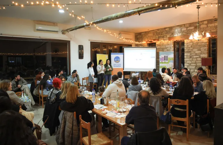 Oι νέοι ξεδιπλώνουν ιδέες και σχεδιάζουν νεανικές κοινότητες