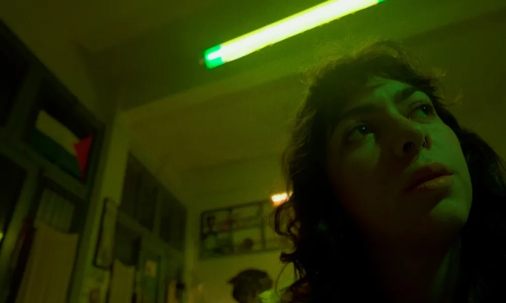 H Della κυκλοφορεί νέο music video για το τραγούδι "waste"