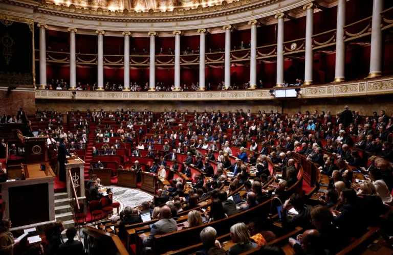Σε πολιτικό αδιέξοδο η Γαλλία - Αντιμέτωπη με δύο προτάσεις μομφής εκ νέου η γαλλική Κυβέρνηση