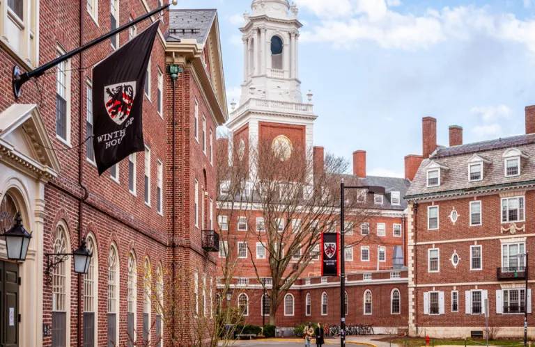 «Θέλουμε 1 δισ. και καμία σχέση»: Ο Τραμπ κηρύσσει πόλεμο στο Χάρβαρντ - Οι κατηγορίες για αντισημιτισμό και «woke ιδεολογία»