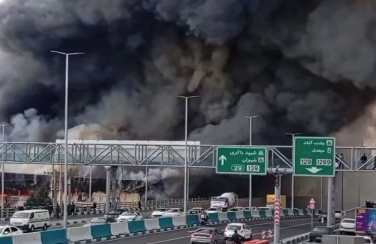 Μεγάλη φωτιά σε αγορά στη δυτική Τεχεράνη, είναι ορατή από πολλά σημεία της πόλης (βίντεο)