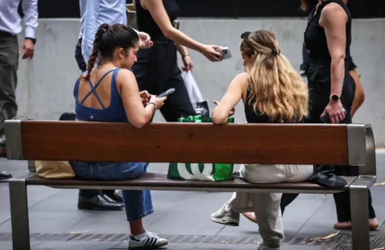 Reuters: Προς απαγόρευση τα social media στην Ελλάδα για τους κάτω των 15 ετών