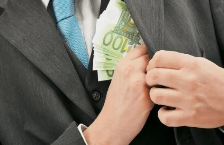 Δημόσιοι υπάλληλοι εκβιάζουν εργολάβους