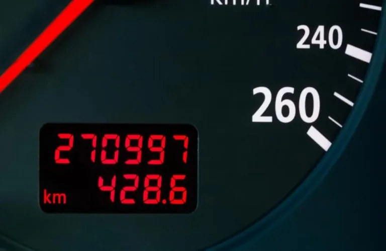 Μεταχειρισμένα αυτοκίνητα: Το νέο κόλπο που χρησιμοποιούν για να γυρίζουν τα χιλιόμετρα -Πώς γίνεται η απάτη