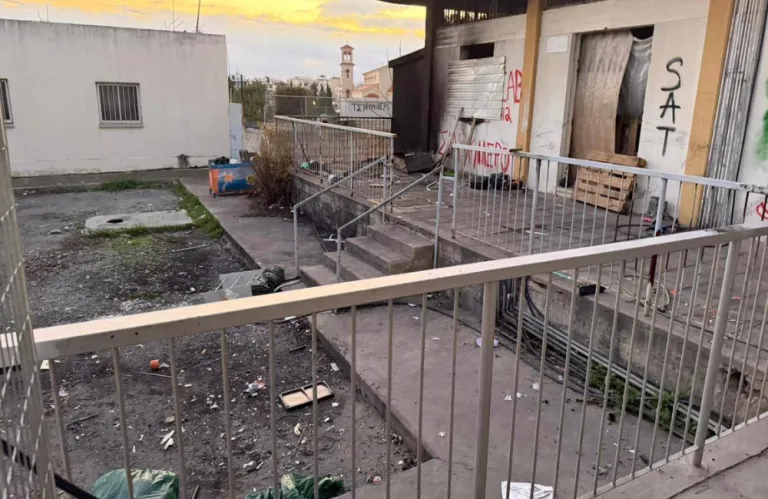 Φόβος και τρόμος άστεγος στο Τσιακκιλερό - Έκανε κατάληψη σε εγκαταλελειμμένο κτήριο (φώτος)