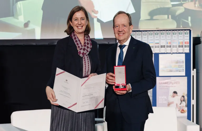 Μεγάλο Αργυρό Παράσημο Τιμής στον Dr. Othmar Ederer για τις υπηρεσίες του προς τη Δημοκρατία της Αυστρίας