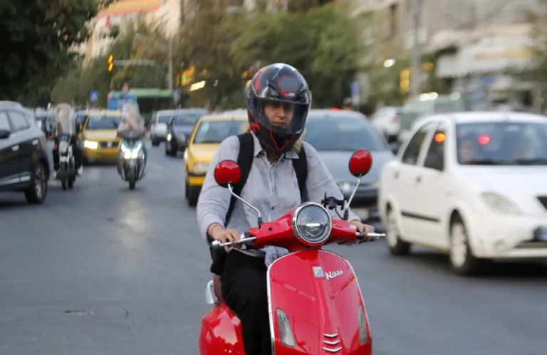 Να οδηγούν, πλέον, μηχανάκι και με το νόμο μπορούν οι γυναίκες στο Ιράν